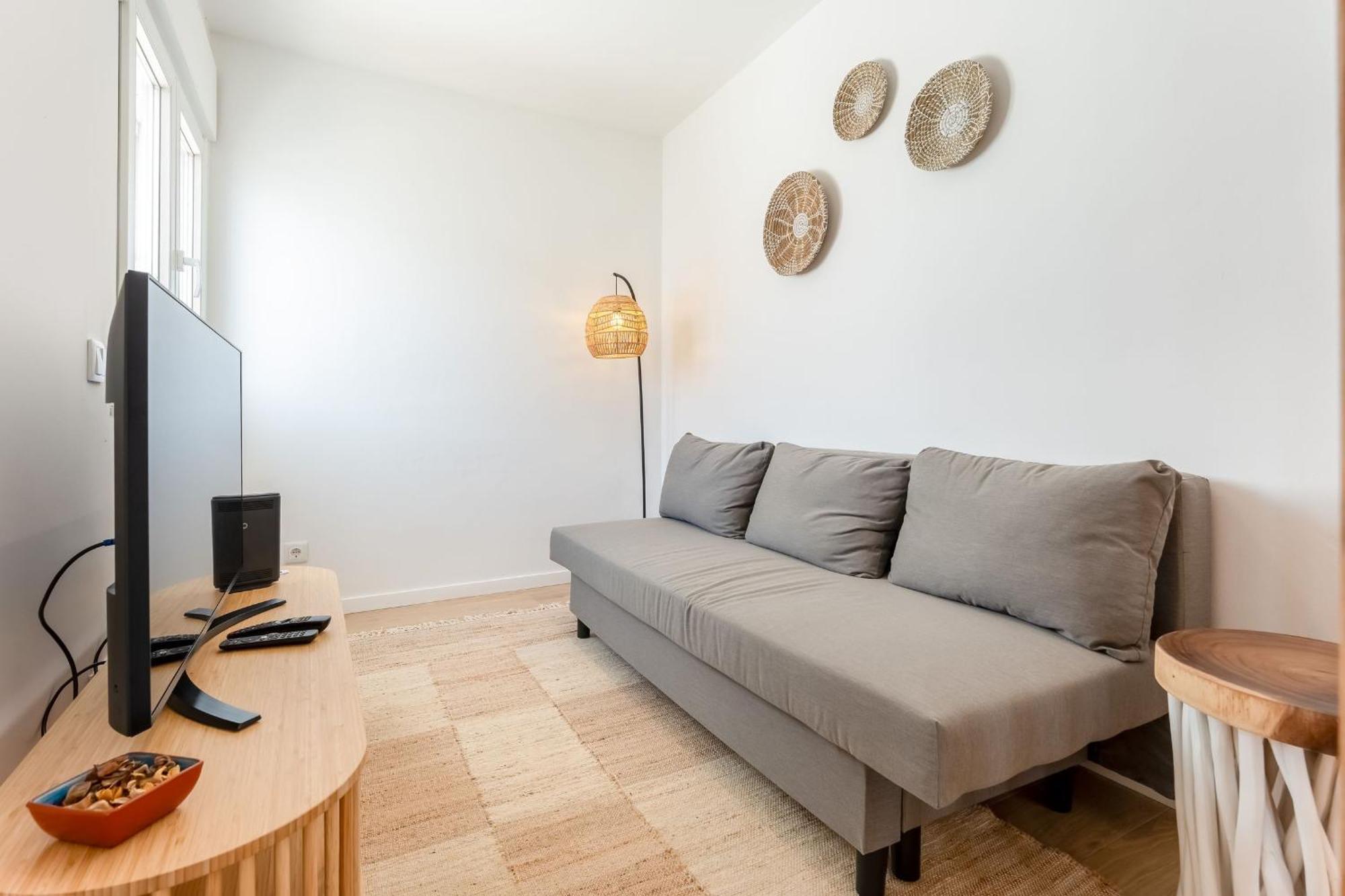 Modern 1bdr With Sea View In By Lovelystay *