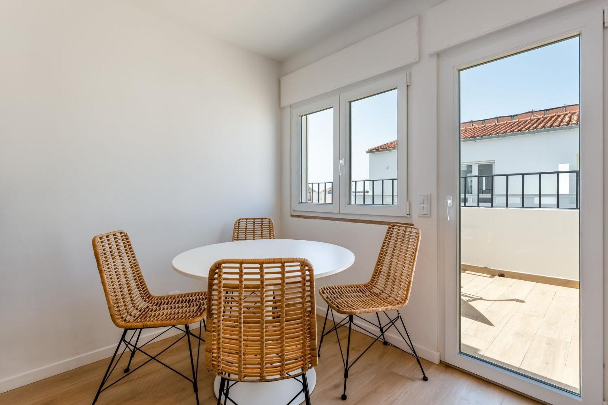 Appartement Modern 1bdr With Sea View In By Lovelystay